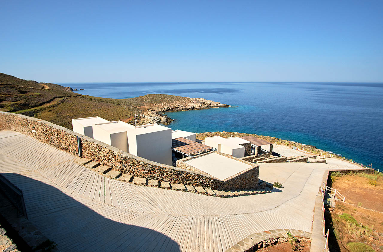 The Aegean opens its arms majestically in Kythnos