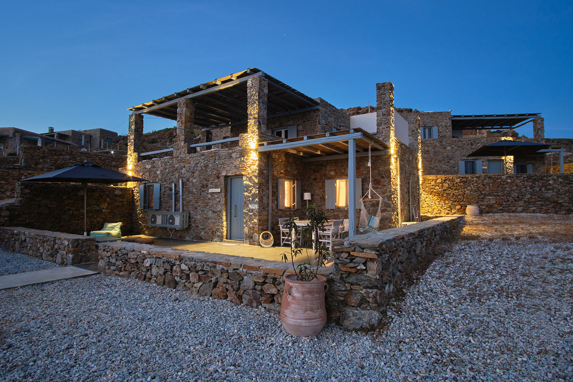 Διαμονή της Ζήνας Κουτσελίνη στο Cape Suites στην Κύθνο