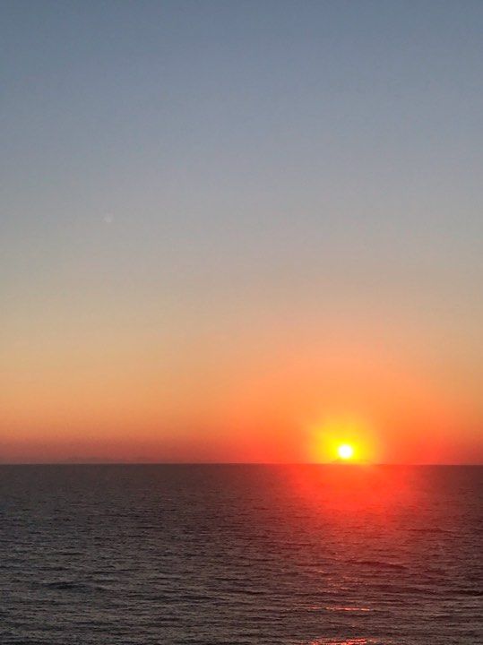 Ηλιοβασίλεμα στο Cape Suites από το κινητό της Ζήνας Κουτσελίνη