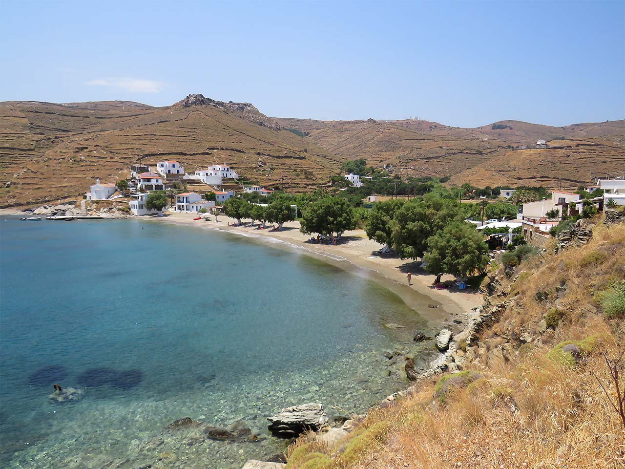 Η παραλία Λεύκες και το εκκλησάκι του Άη Νικόλα