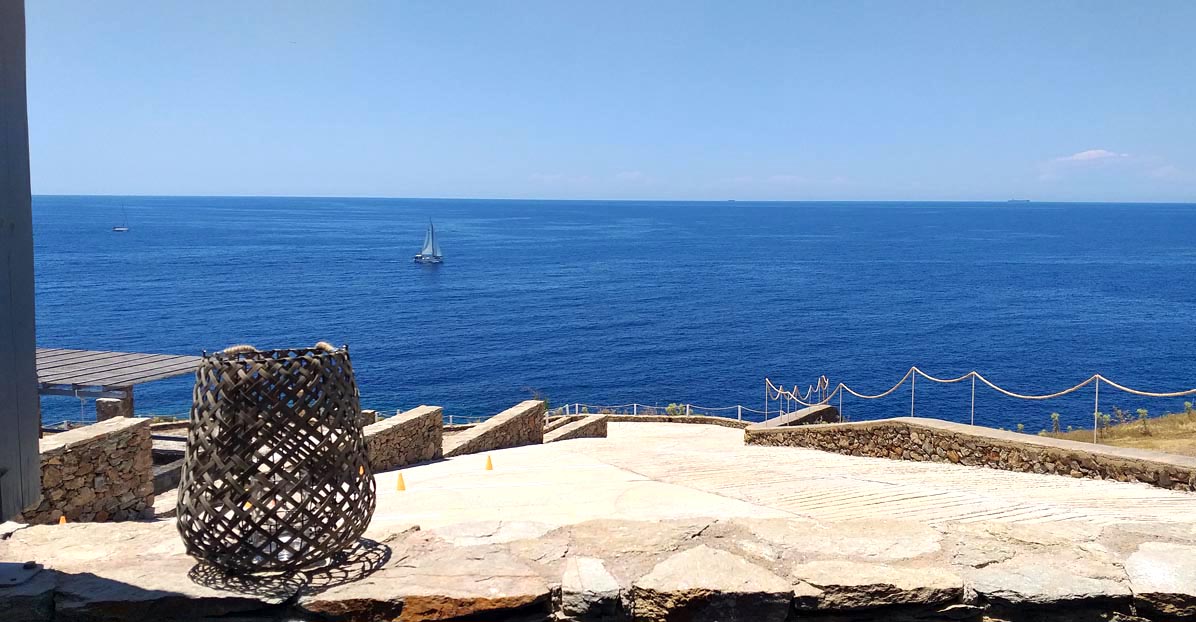 Η θέα από τη βεράντα του δωματίου Γλάρος στο Cape Suites