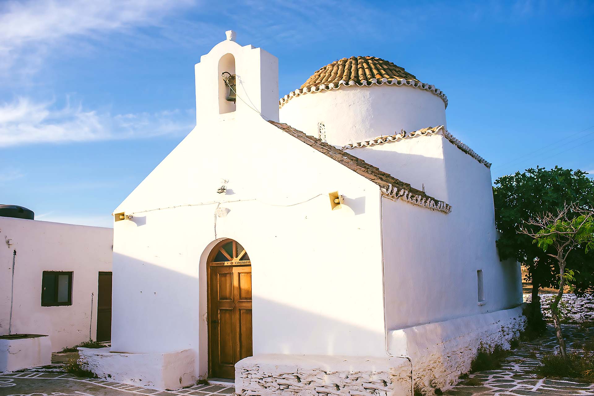 Το πέτρινο εξωκλήσι της Παναγιάς Στρατολάτισσας στην Κύθνο