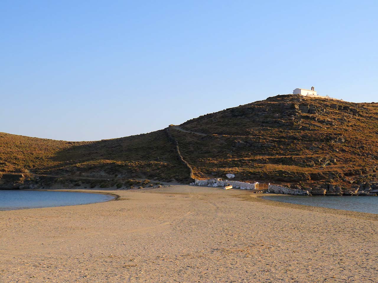 Η «διπλή» παραλία της Κολώνας είναι μοναδική