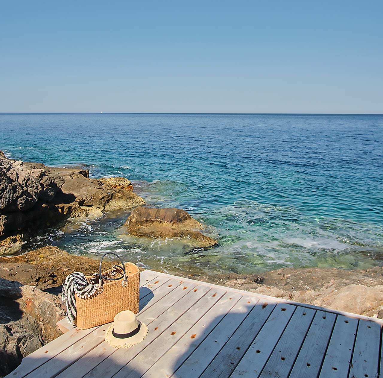 Τα κρυστάλλινα νερά της Κύθνου από τη μικρή ξύλινη προβλήτα στις σουίτες Capesuites