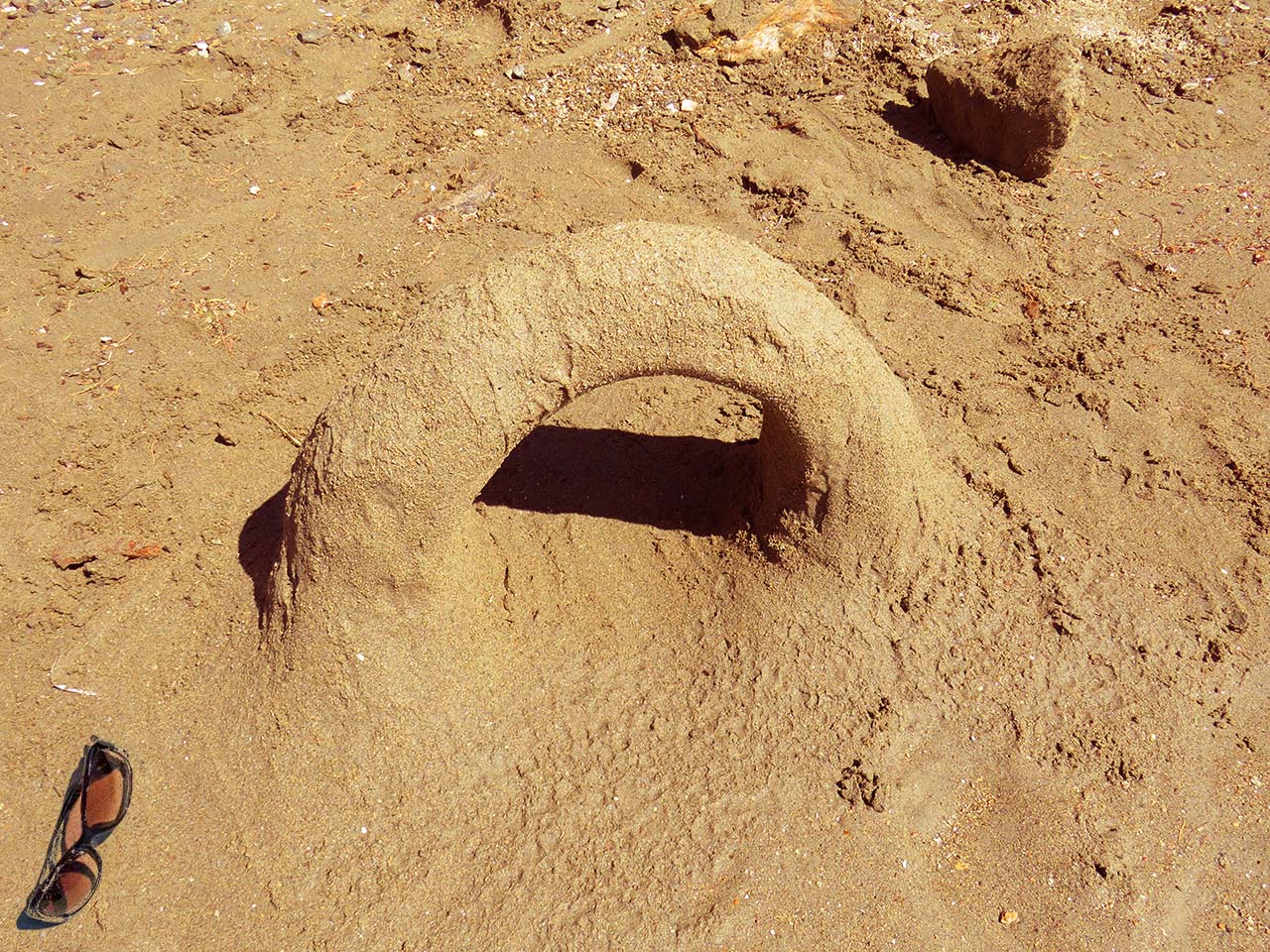 Playing with sand at Antonides beach in Kythnos
