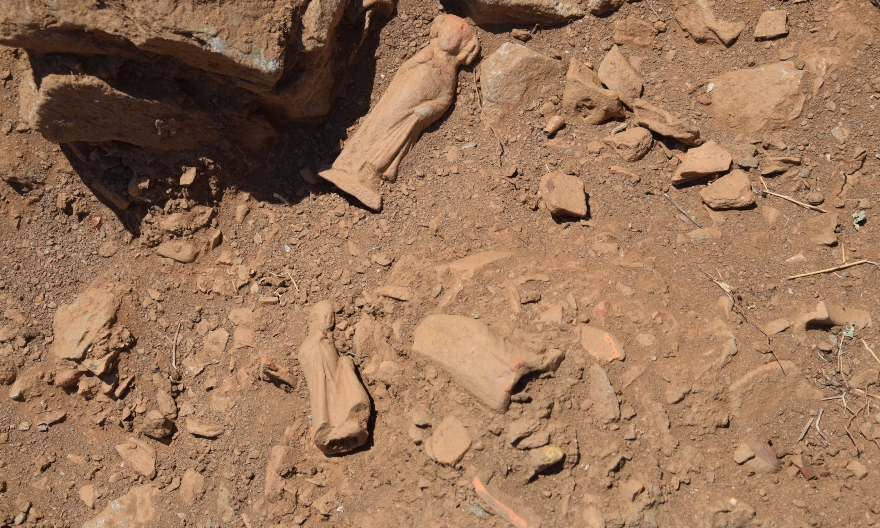 Βρυόκαστρο Κύθνου, πήλινα παιδικά ειδώλια στο σημείο εύρεσης