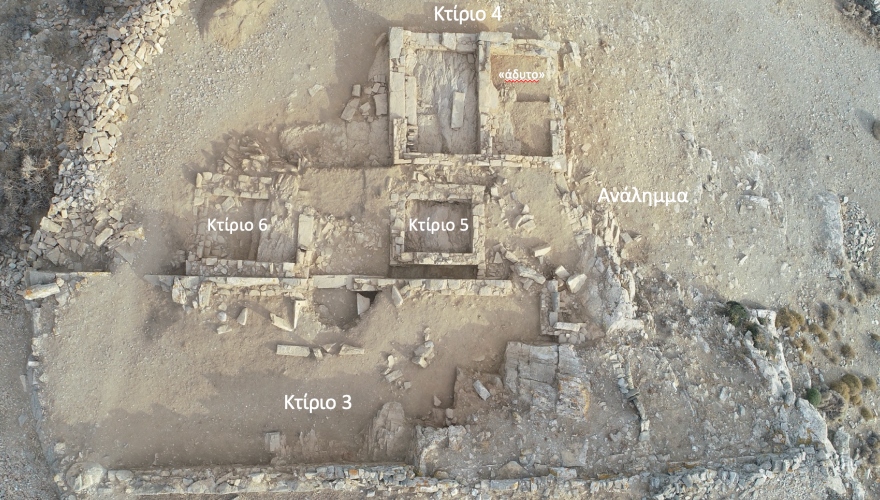 Άεροφωτογραφία του ιερού της Δήμητρας και Κόρης. Πάνω ο ναός (Κτίριο 4), κάτω το επίμηκες Κτίριο 3, στο μέσον δεξιά το Κτίριο 5, στο μέσον αριστερά το Κτίριο 6