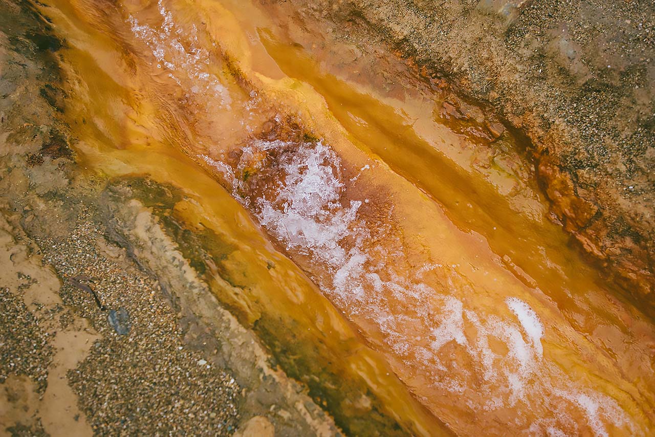 The water of the springs colors the rocks, rich in salts and healing substances